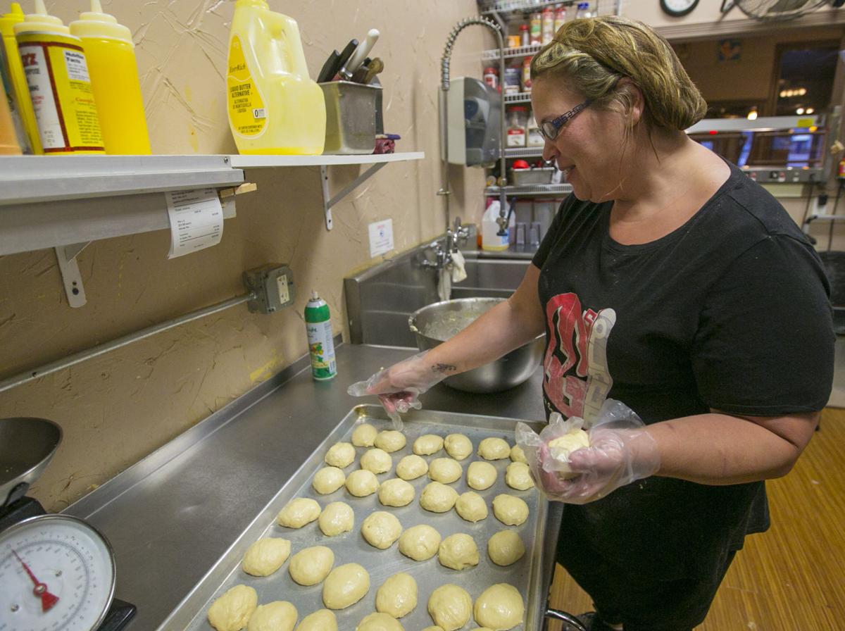 Return Of Favor Nora Springs Restaurant Gives Back Delivers Free Thanksgiving Meals Mason City North Iowa Globegazette Com