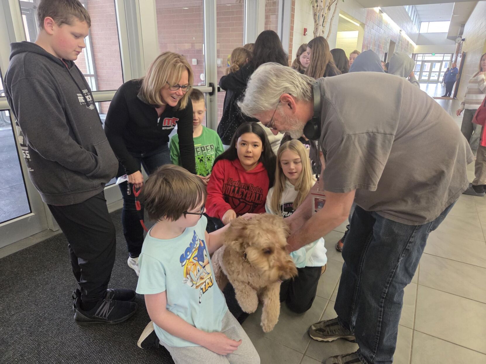 Therapy dog brings joy to Mason City school