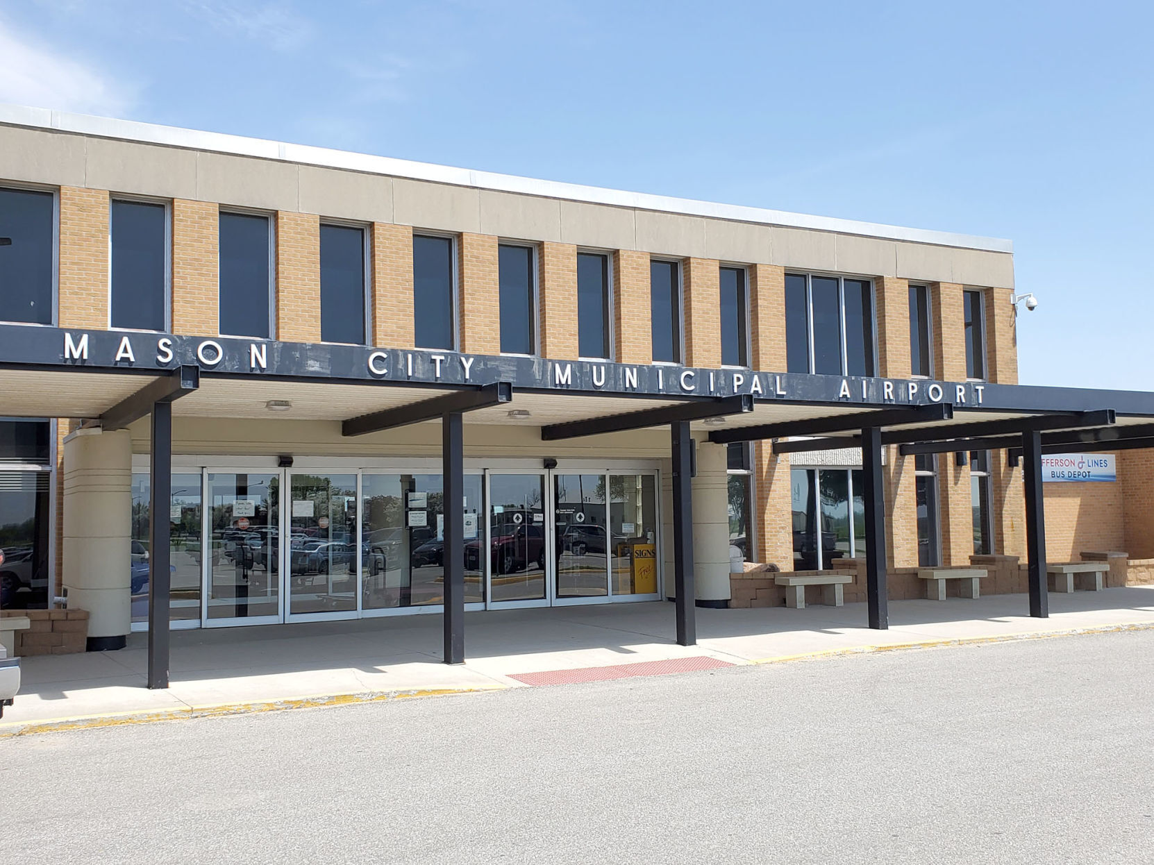 Mason City Municipal Airport, 9184 265th St, Clear Lake, IA 50428