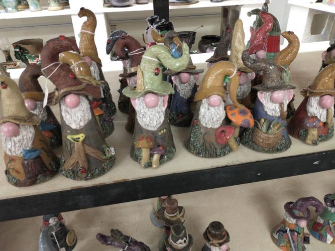 Christmas pottery sculptures are popular as the holiday approaches.jpg