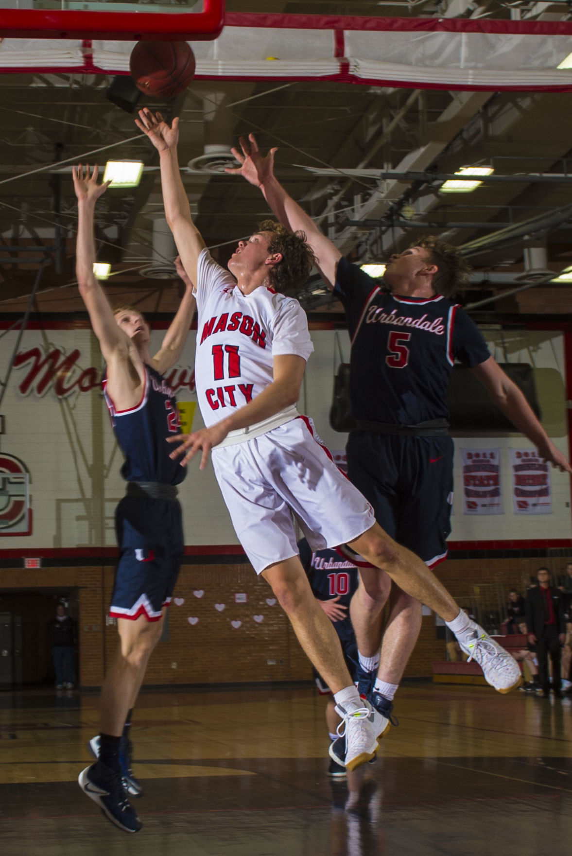 A MASTERFUL MOHAWK Mason City s Lang shoots way to Globe Gazette