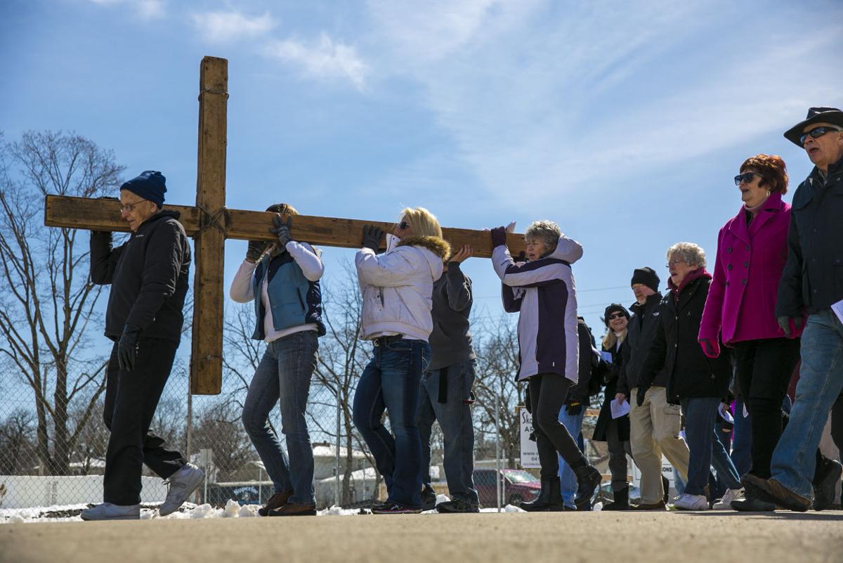 Good Friday Cross Walk Tradition Continues In Mason City Mason City North Iowa Globegazette Com