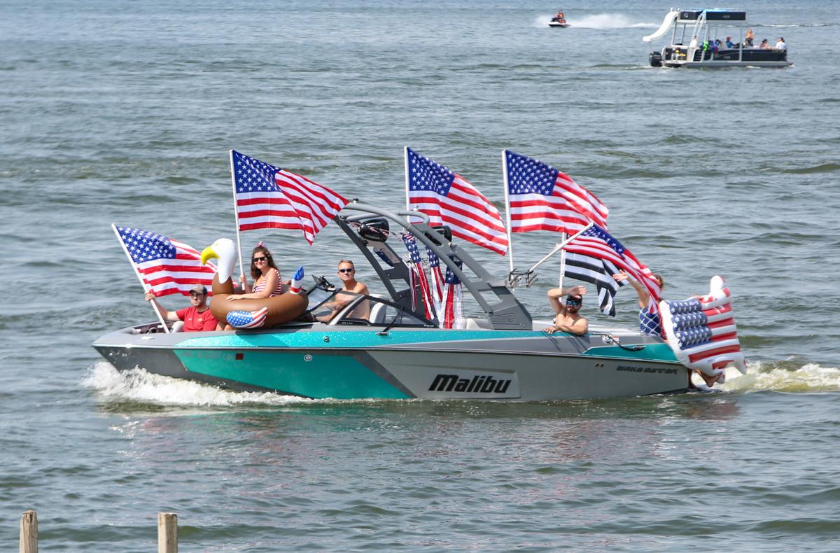 Independence Day boat parade on Clear Lake draws crowds