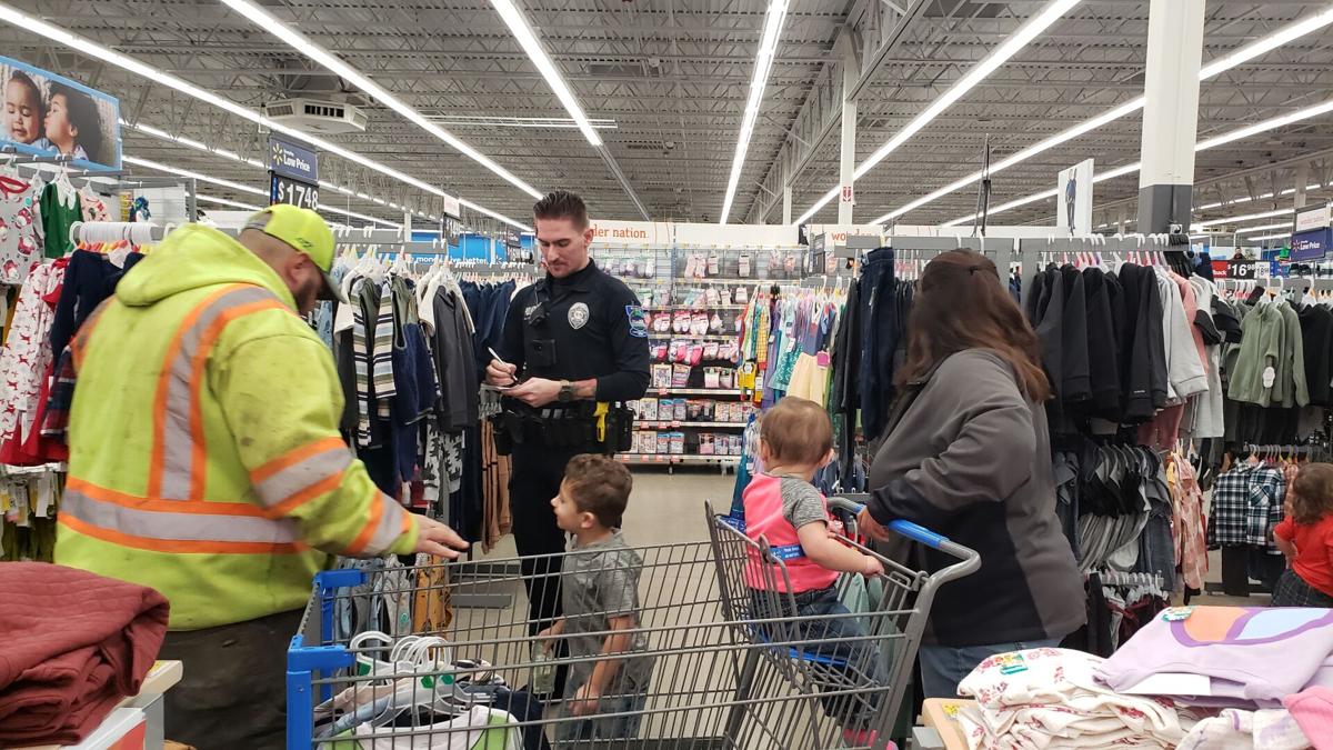 Mason City families Shop with a Cop for Christmas