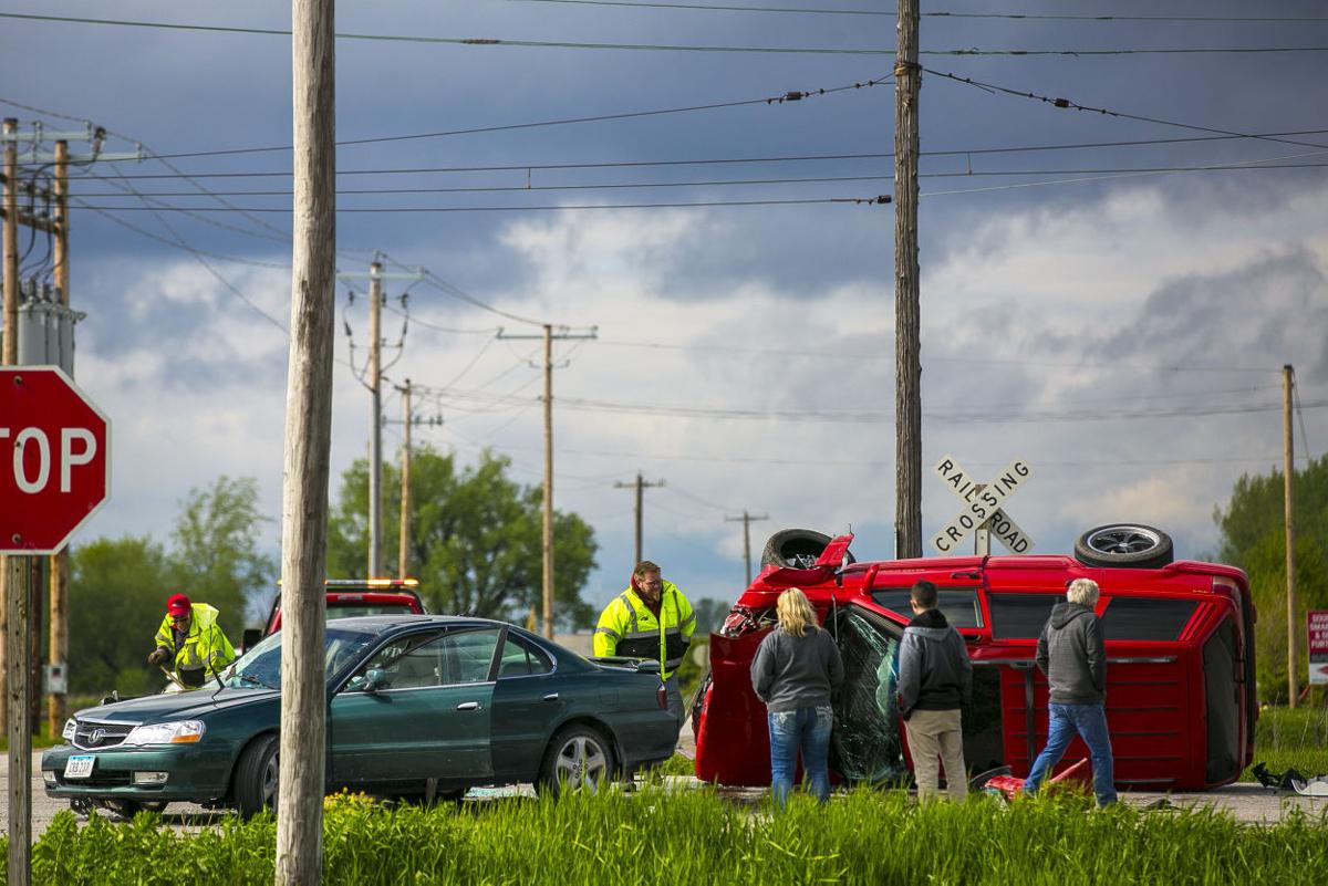 Crash blocks traffic on Clear Lake commuter road