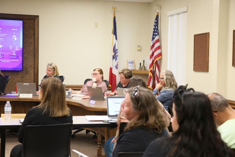Mason City teachers, school board clash over salary schedule