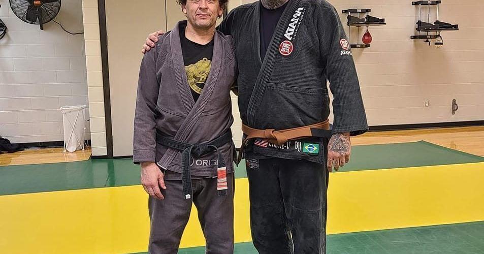 MMA fighter on his way to see mom took down wanted man attacking cop, Indiana police say - Vimarsana News