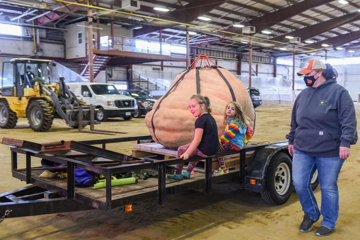 201002_JCA_SN_TOPSPUMPKINWEIGHIN_004.JPG