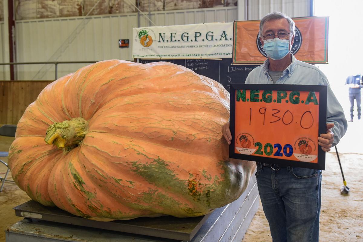 201002_JCA_SN_TOPSPUMPKINWEIGHIN_005.JPG