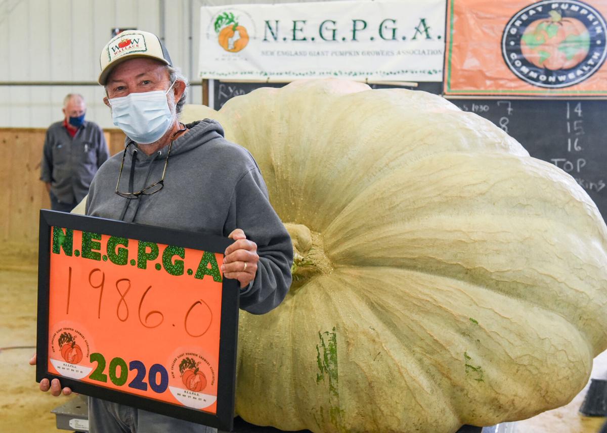201002_JCA_SN_TOPSPUMPKINWEIGHIN_006.JPG