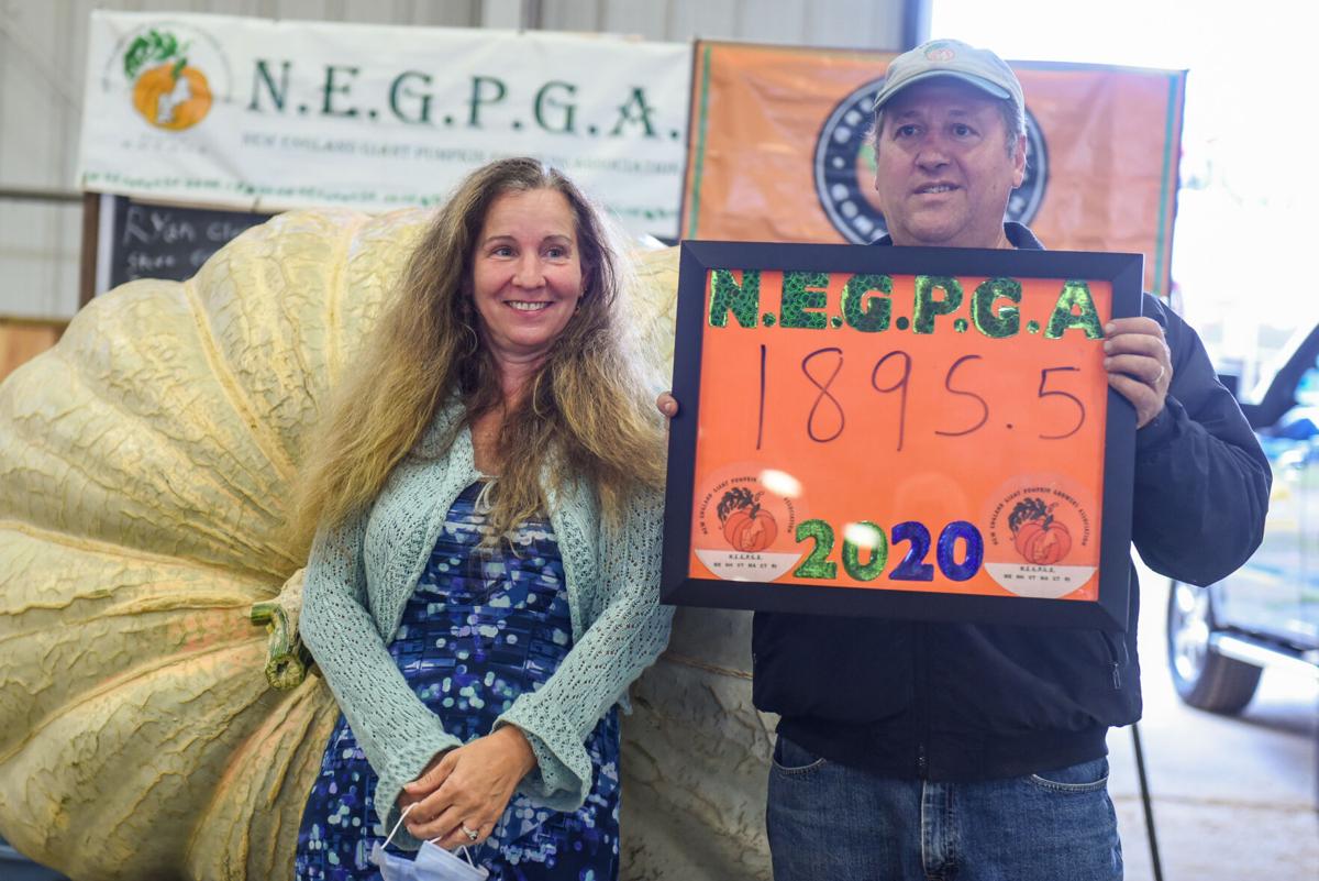 201002_JCA_SN_TOPSPUMPKINWEIGHIN_010.JPG