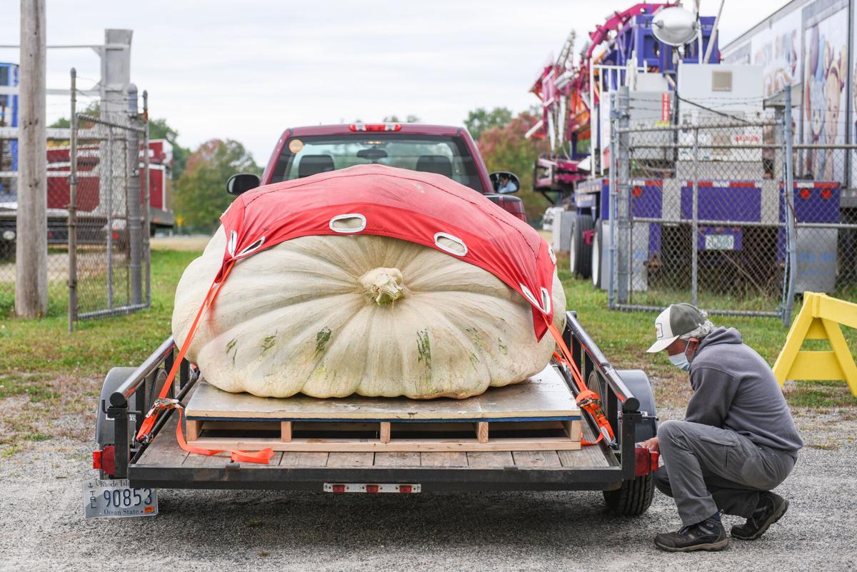 201002_JCA_SN_TOPSPUMPKINWEIGHIN_011.JPG