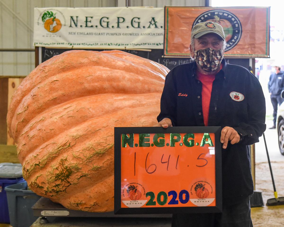 201002_JCA_SN_TOPSPUMPKINWEIGHIN_013.JPG