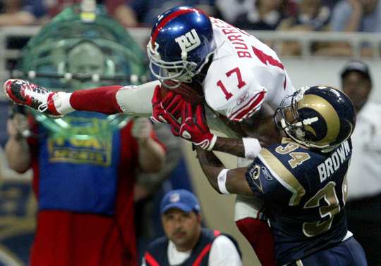 New York Giants wide receiver Plaxico Burress catches the winning