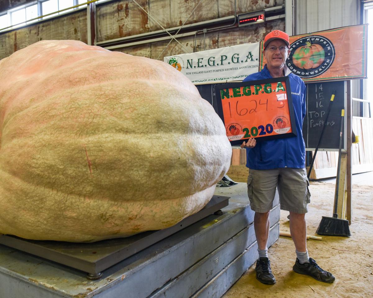 201002_JCA_SN_TOPSPUMPKINWEIGHIN_014.JPG