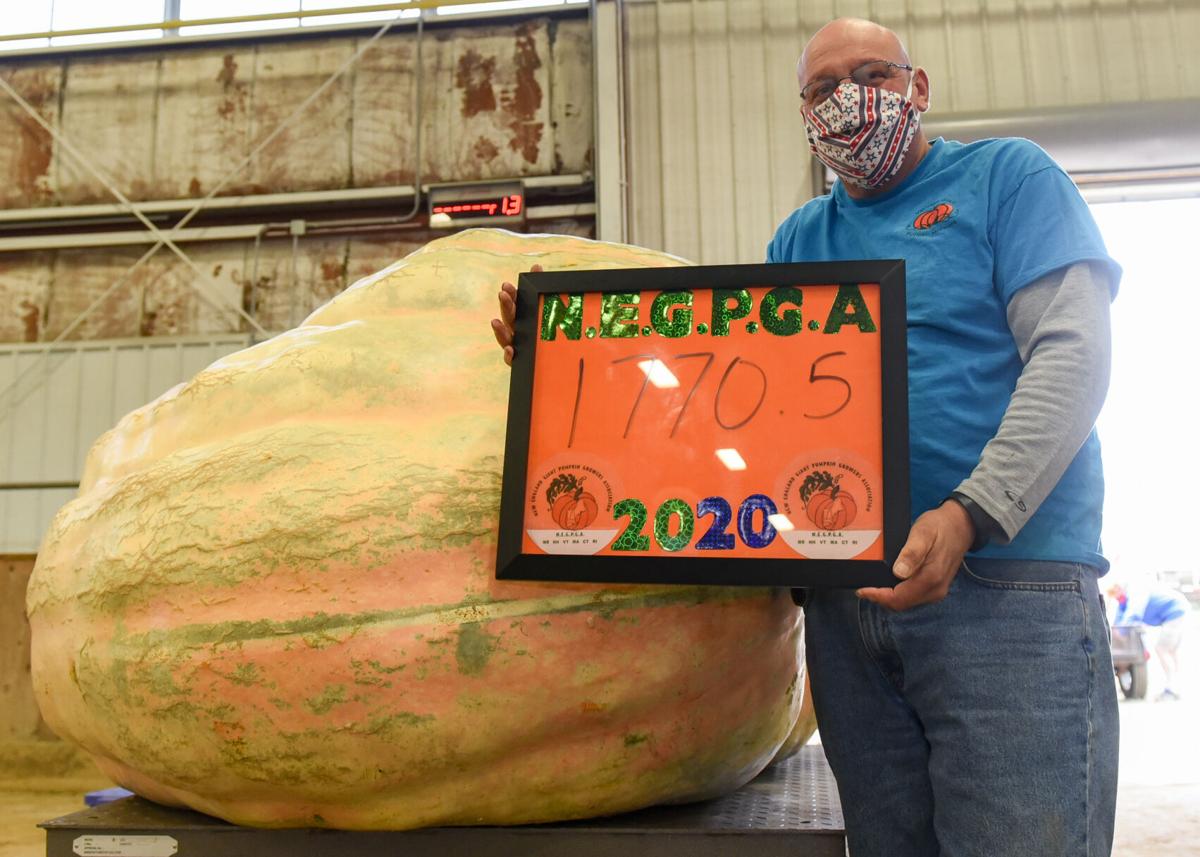201002_JCA_SN_TOPSPUMPKINWEIGHIN_015.JPG