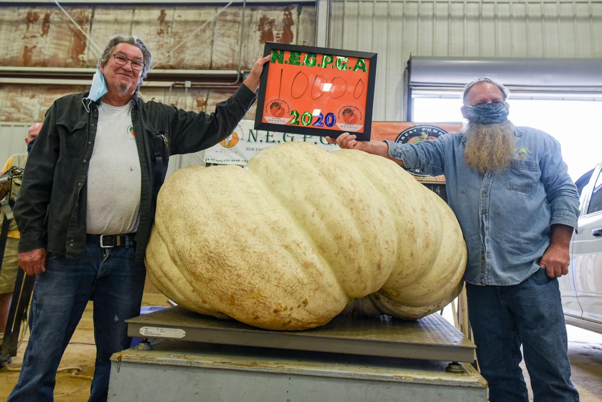 201002_JCA_SN_TOPSPUMPKINWEIGHIN_018.JPG