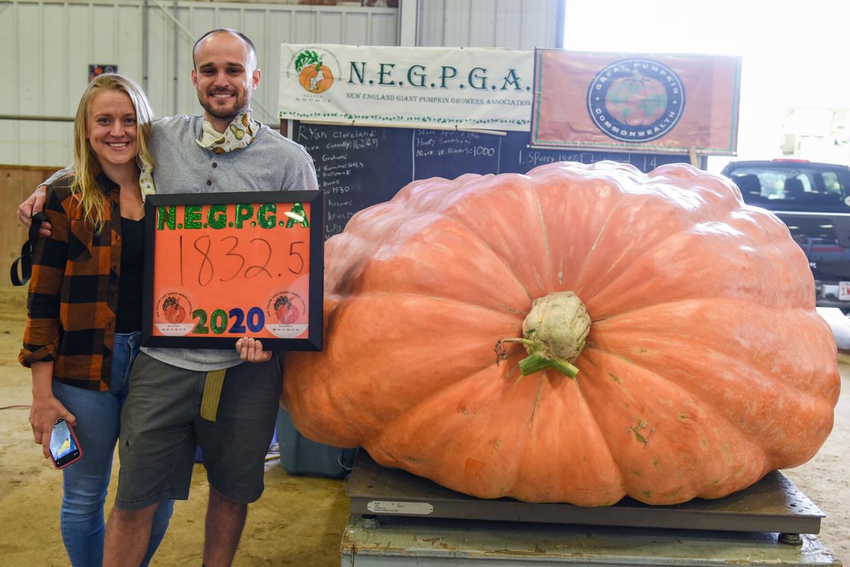 201002_JCA_SN_TOPSPUMPKINWEIGHIN_019.JPG