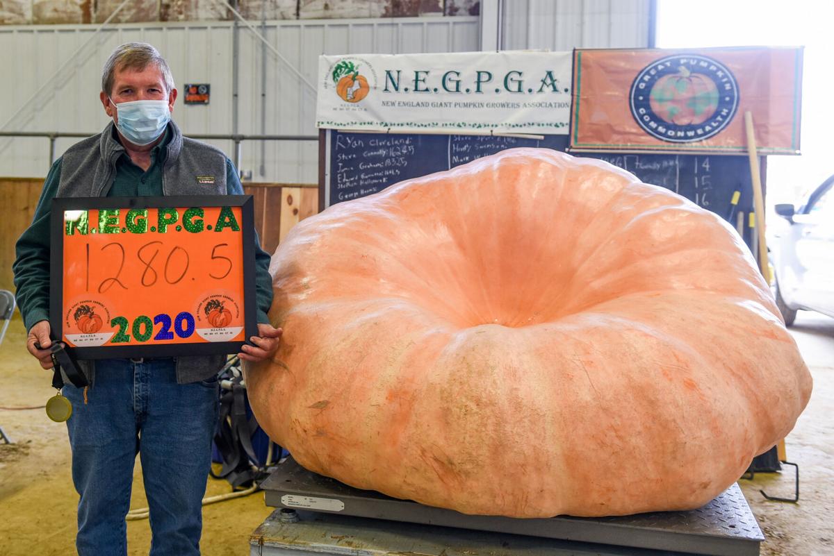 201002_JCA_SN_TOPSPUMPKINWEIGHIN_020.JPG