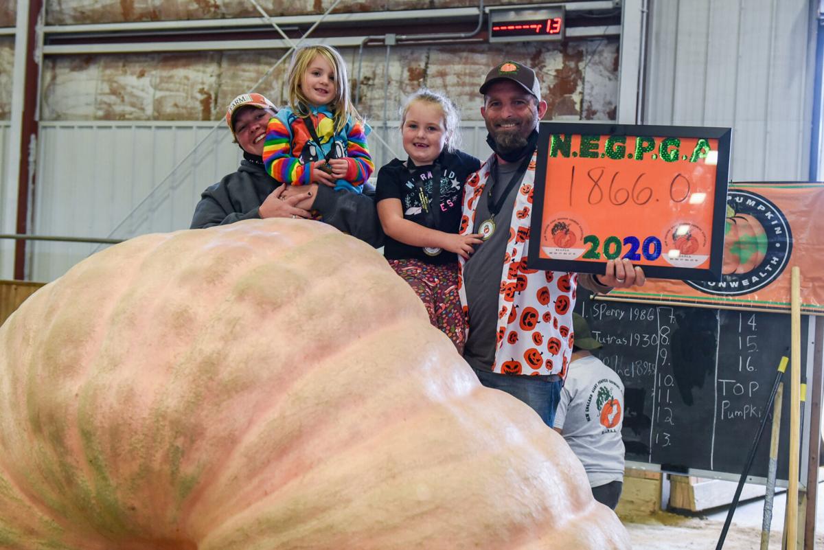 201002_JCA_SN_TOPSPUMPKINWEIGHIN_022.JPG