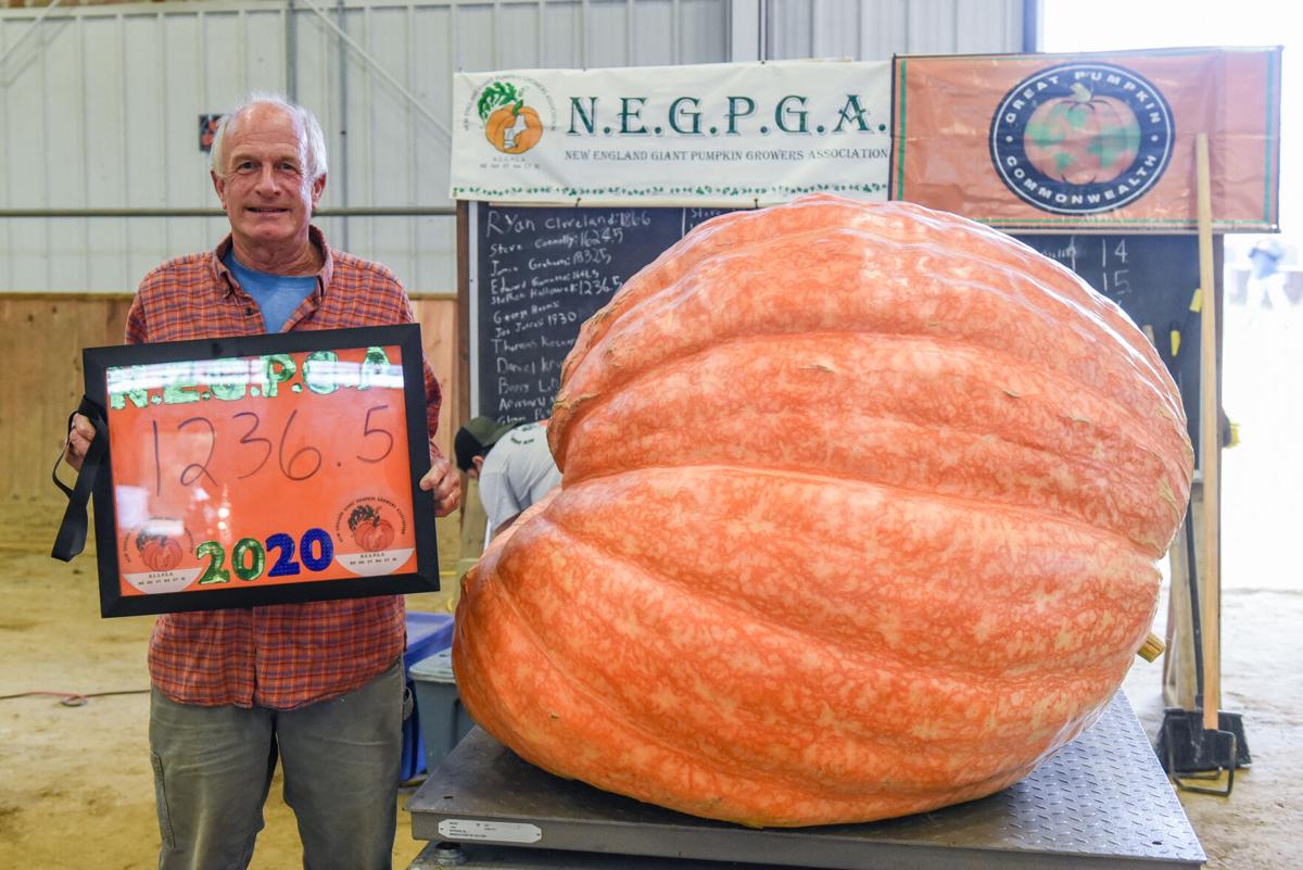 201002_JCA_SN_TOPSPUMPKINWEIGHIN_024.JPG