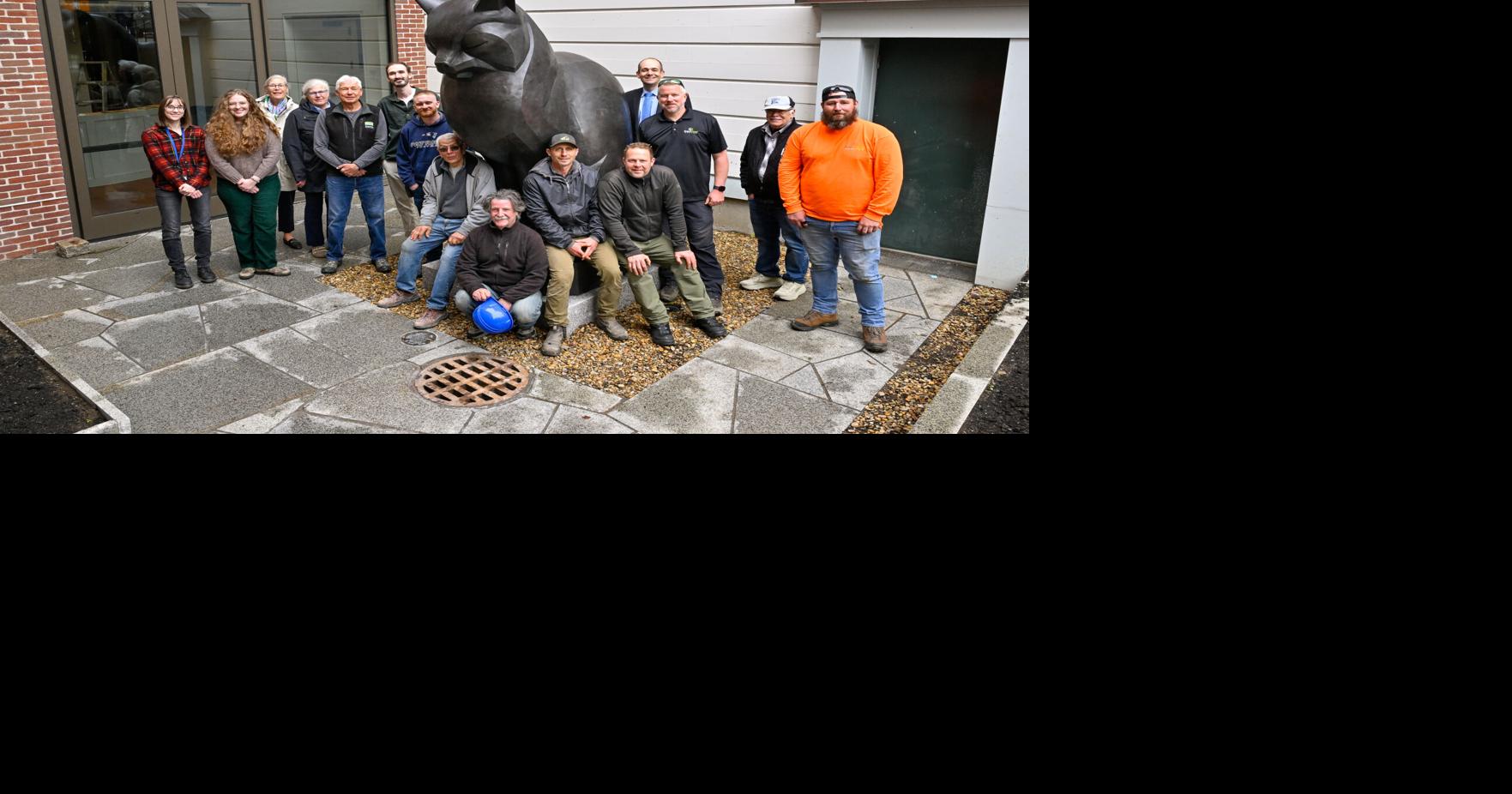 Meow: Gargantuan cat installed at Cape Ann Museum