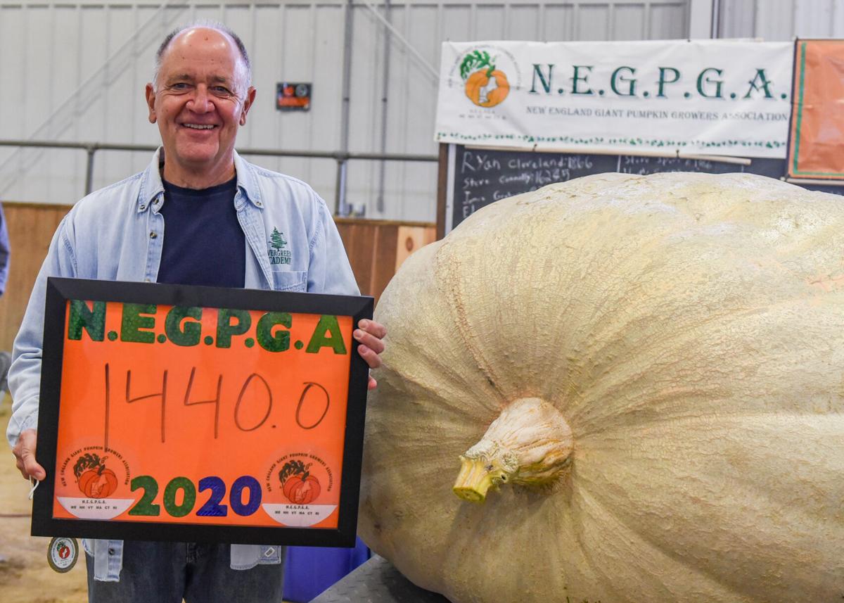 201002_JCA_SN_TOPSPUMPKINWEIGHIN_025.JPG