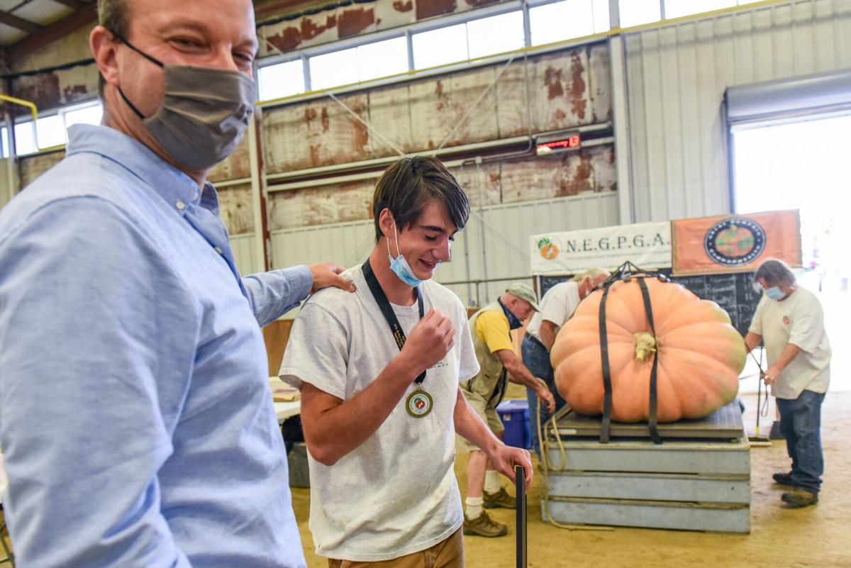 201002_JCA_SN_TOPSPUMPKINWEIGHIN_027.JPG