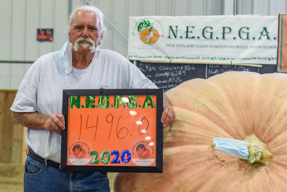 201002_JCA_SN_TOPSPUMPKINWEIGHIN_029.JPG