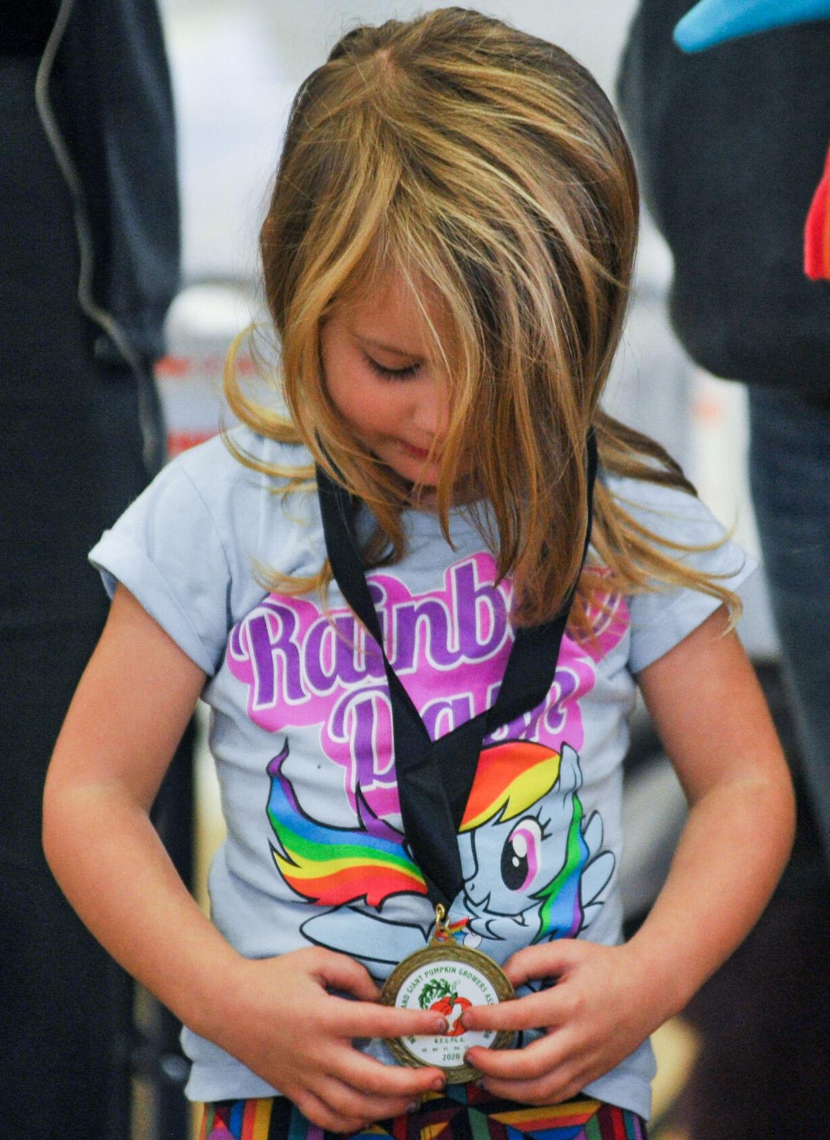 201002_JCA_SN_TOPSPUMPKINWEIGHIN_034.JPG