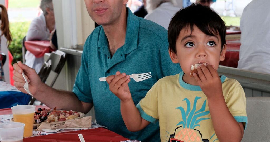 Rotarians serve pancakes by the sea - Vimarsana News