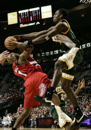 Friday's NBA: LeBron James trails only Kobe Bryant in Christmas scoring