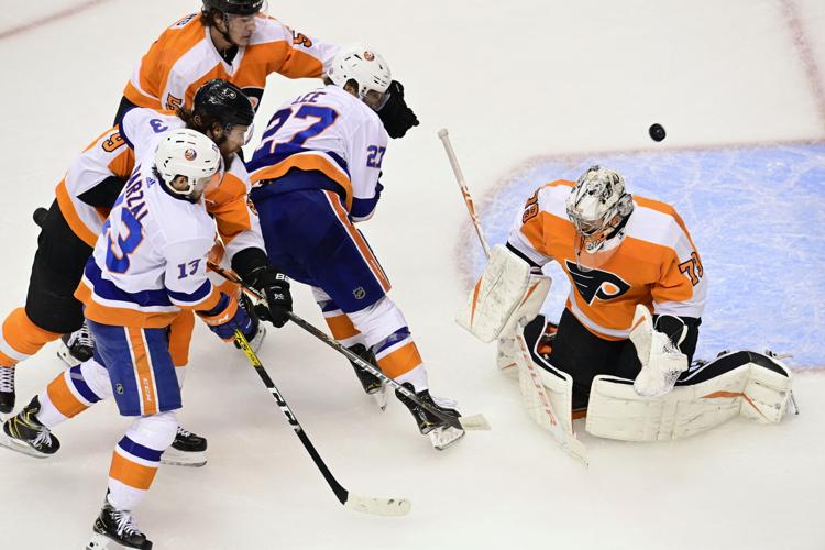 Hayes leads Flyers to win over Islanders