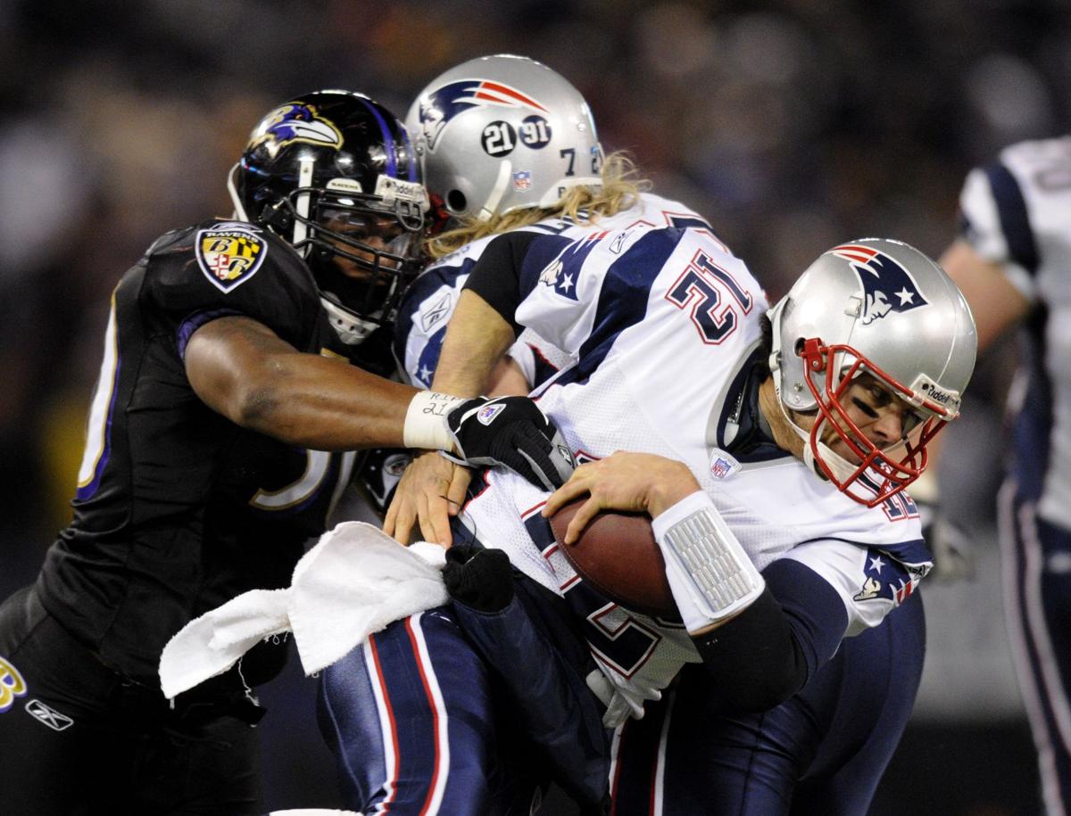 The Baltimore Ravens cornerback Chris McAlister (21) is called for