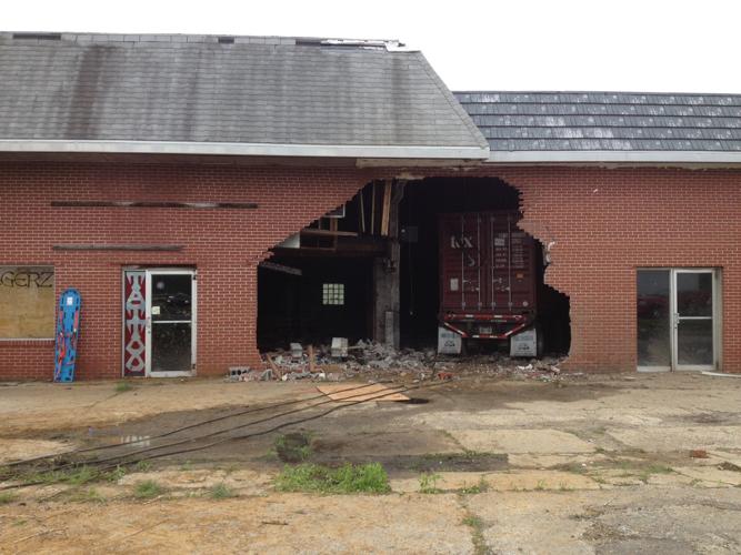 One killed in semi crash in Pierceton News