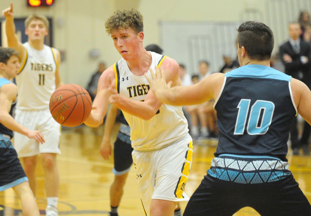 Prep Basketball Tigers Top Lyncs In Ot Sports Goskagit Com