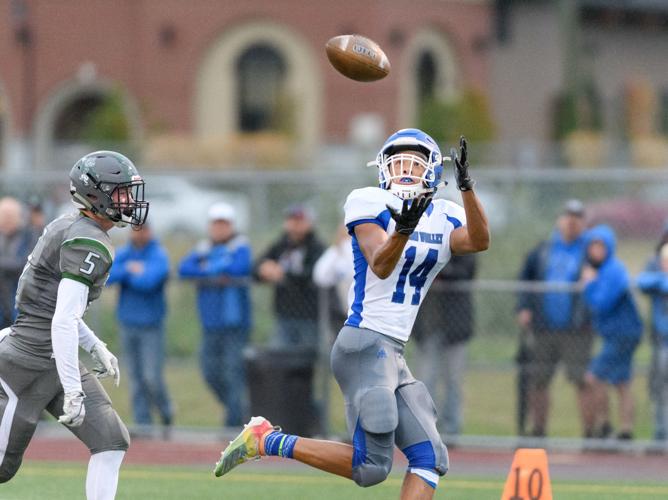 Prep Football SedroWoolley holds off Mount Vernon Sports