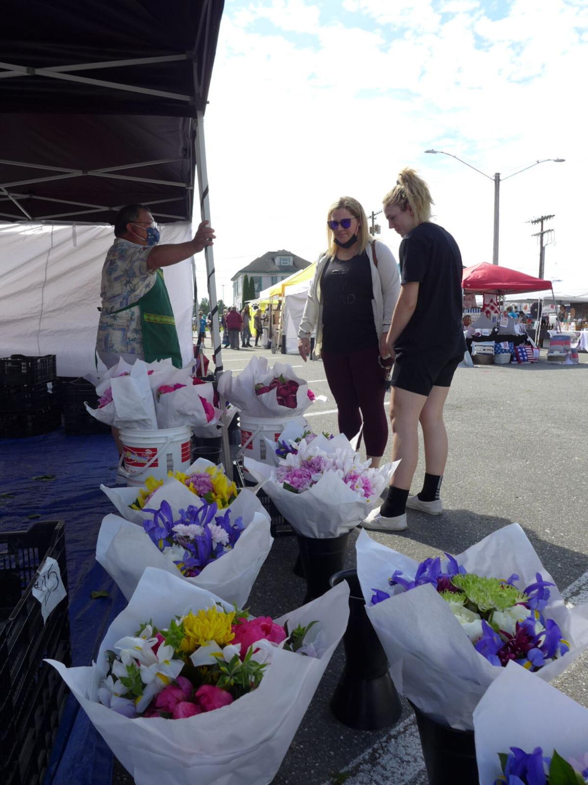 Stwd FM flower shoppers