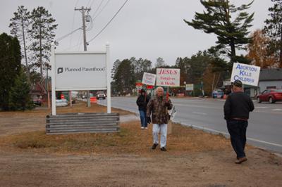 For 40 Days Protestors Pray At Planned Parenthood News Grandrapidsmn Com
