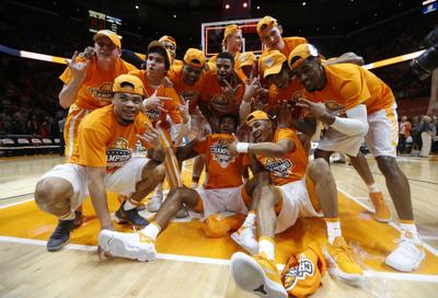 Vols Beat Georgia 66 61 Win Share Of Sec Title Greenevillesun Com