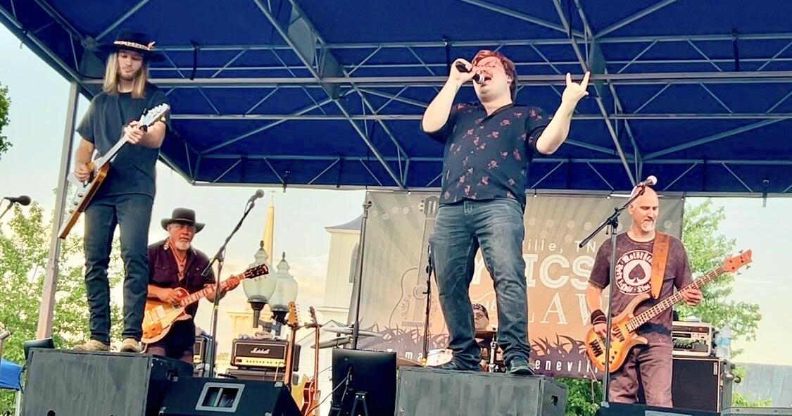 Music lovers got a taste of the 70s with Dead Set On Life