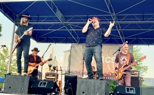 Music lovers got a taste of the 70s with Dead Set On Life