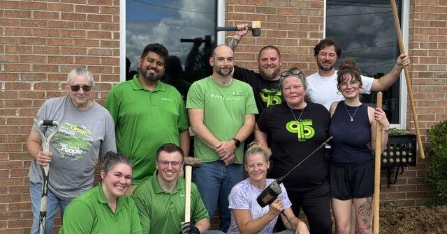 Publix employees provide day of service at local food bank
