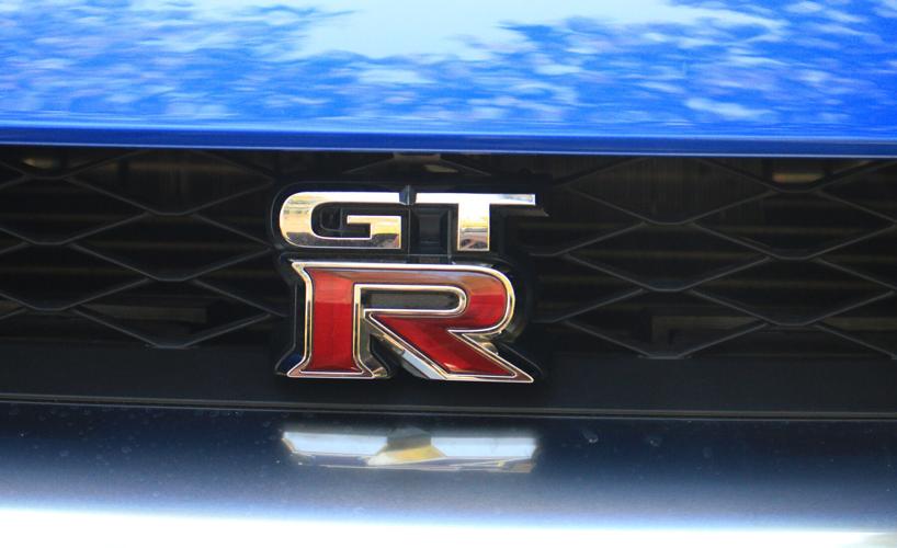 Nissan_GT-R_50th-badge3