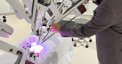 DaVinci Xi robot Juan Ibarra-credit-Therese-McDevitt .jpeg