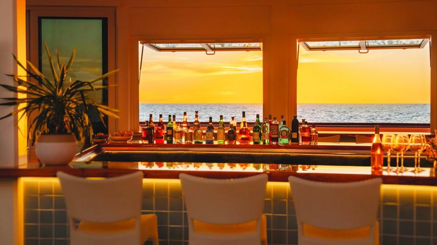 Naples luxury dining supports tourism market