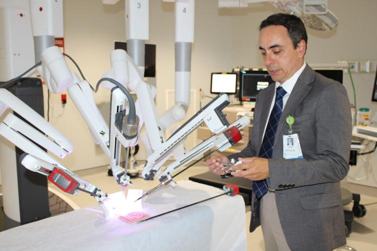 DaVinci Xi robot 1 Juan Ibarra-credit-Therese-McDevitt .JPG