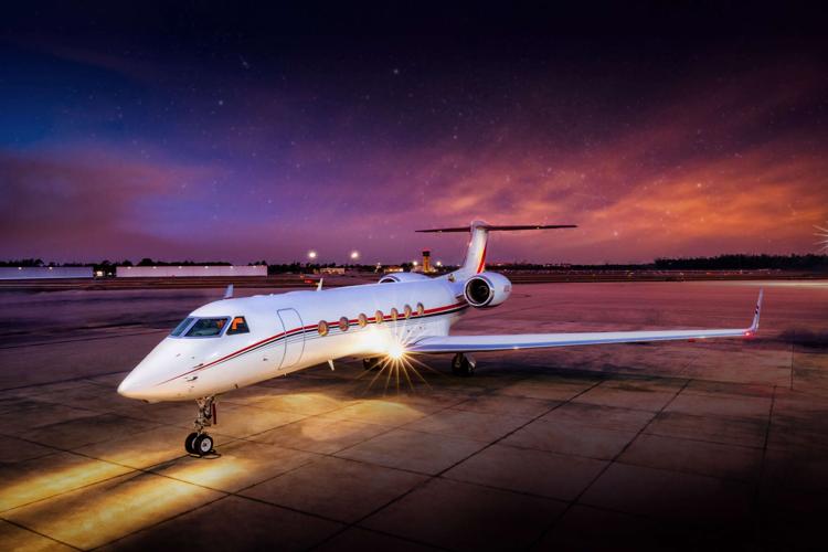 Gulfstream G550 at night