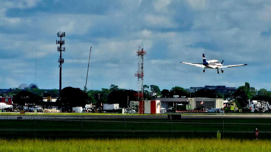 Aircraft approaches Page Field