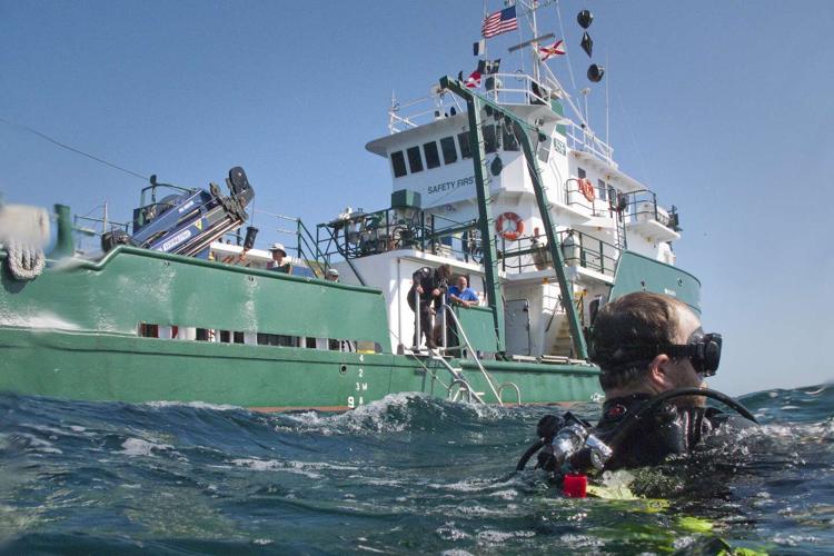 RV-Weatherbird-Diver CREDIT Florida Institute of Oceanography